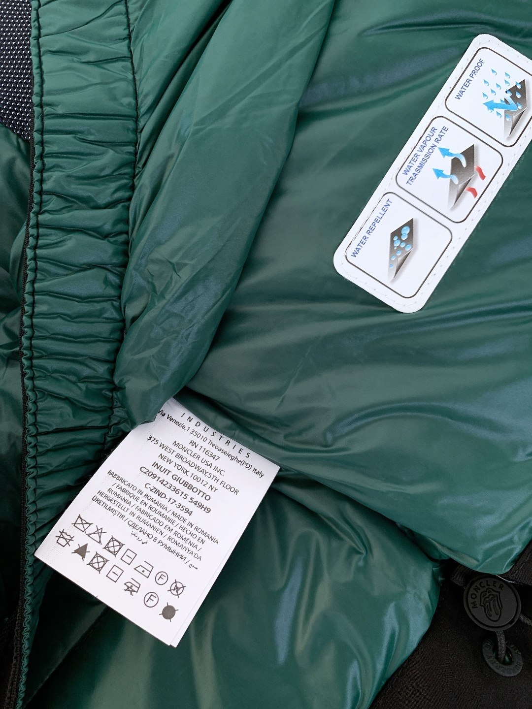 Moncler 蒙口 ✖️ 滚石乐队联名款连帽羽绒服把“摇滚符号”焊在保暖衣身上的潮酷硬货——这件联名款