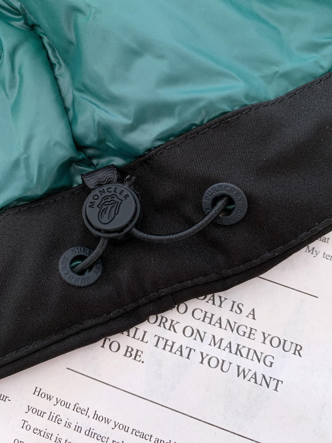 Moncler 蒙口 ✖️ 滚石乐队联名款连帽羽绒服把“摇滚符号”焊在保暖衣身上的潮酷硬货——这件联名款