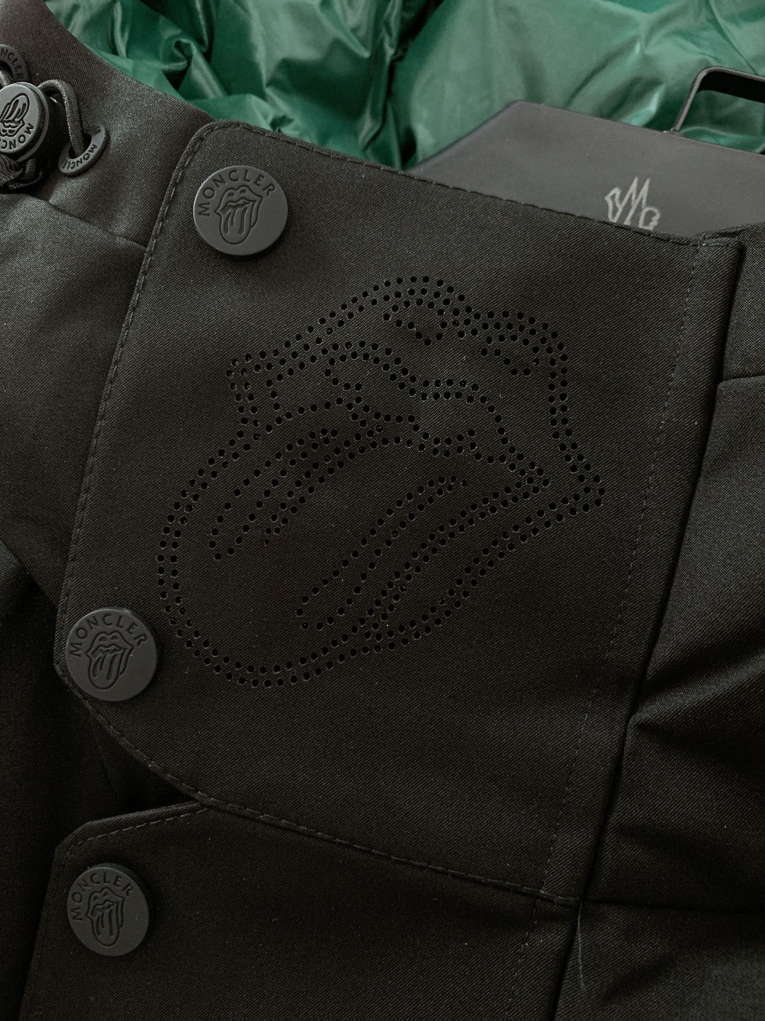 Moncler 蒙口 ✖️ 滚石乐队联名款连帽羽绒服把“摇滚符号”焊在保暖衣身上的潮酷硬货——这件联名款