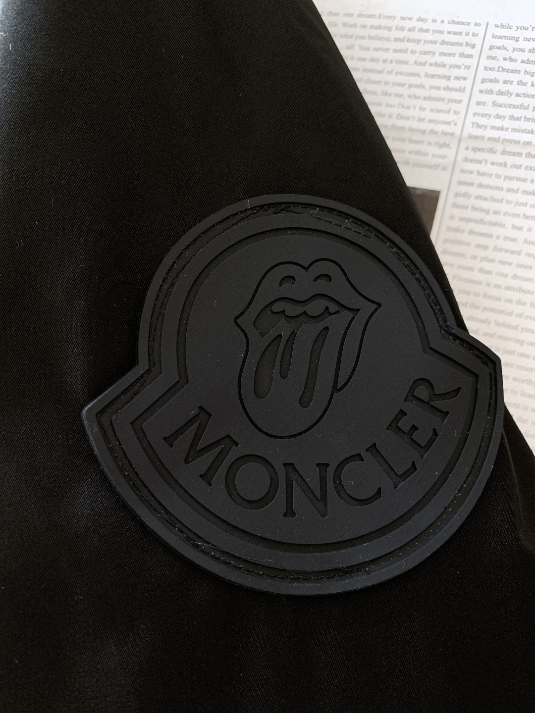 Moncler 蒙口 ✖️ 滚石乐队联名款连帽羽绒服把“摇滚符号”焊在保暖衣身上的潮酷硬货——这件联名款