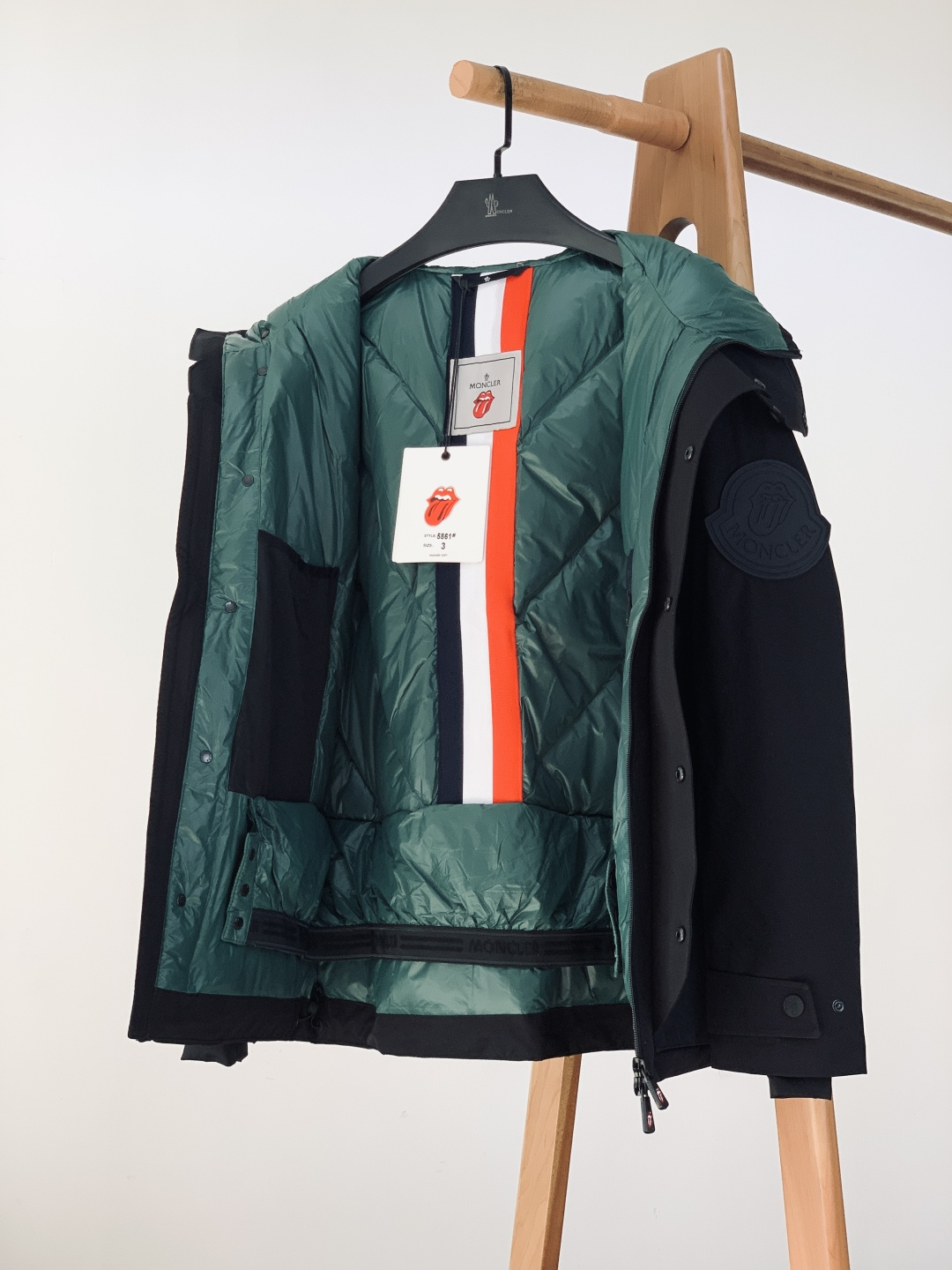 Moncler 蒙口 ✖️ 滚石乐队联名款连帽羽绒服把“摇滚符号”焊在保暖衣身上的潮酷硬货——这件联名款