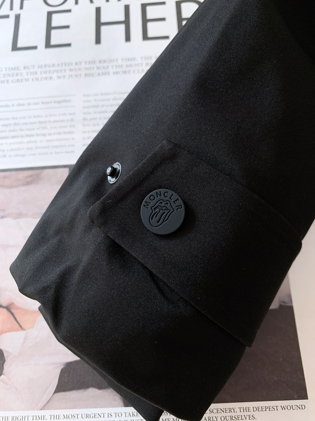 Moncler 蒙口 ✖️ 滚石乐队联名款连帽羽绒服把“摇滚符号”焊在保暖衣身上的潮酷硬货——这件联名款