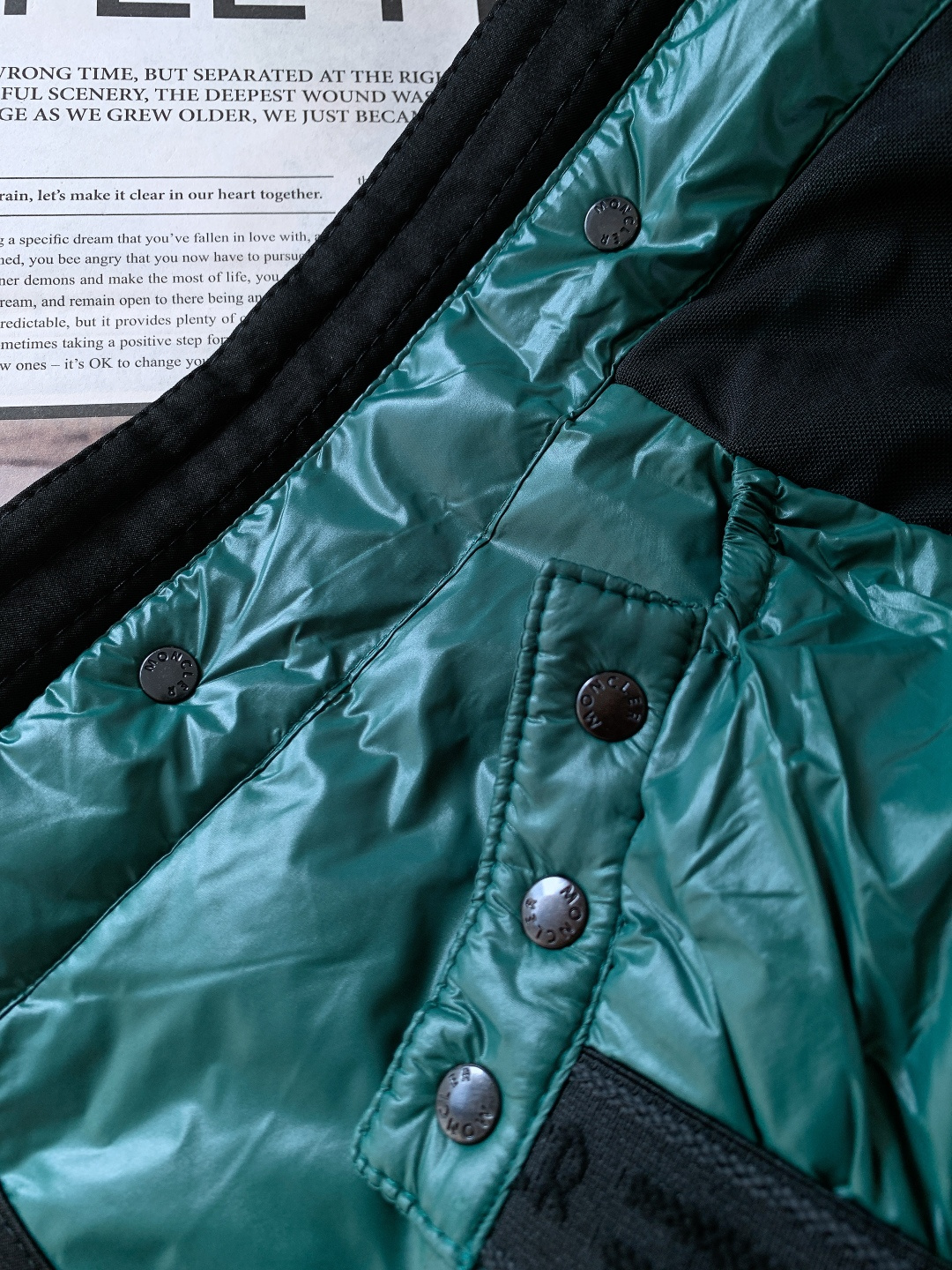 Moncler 蒙口 ✖️ 滚石乐队联名款连帽羽绒服把“摇滚符号”焊在保暖衣身上的潮酷硬货——这件联名款