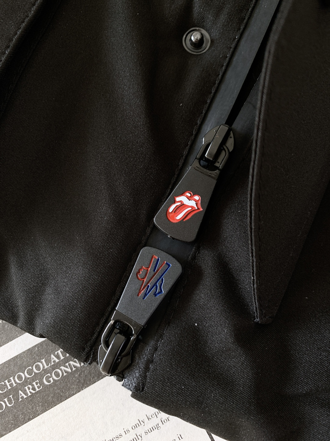 Moncler 蒙口 ✖️ 滚石乐队联名款连帽羽绒服把“摇滚符号”焊在保暖衣身上的潮酷硬货——这件联名款