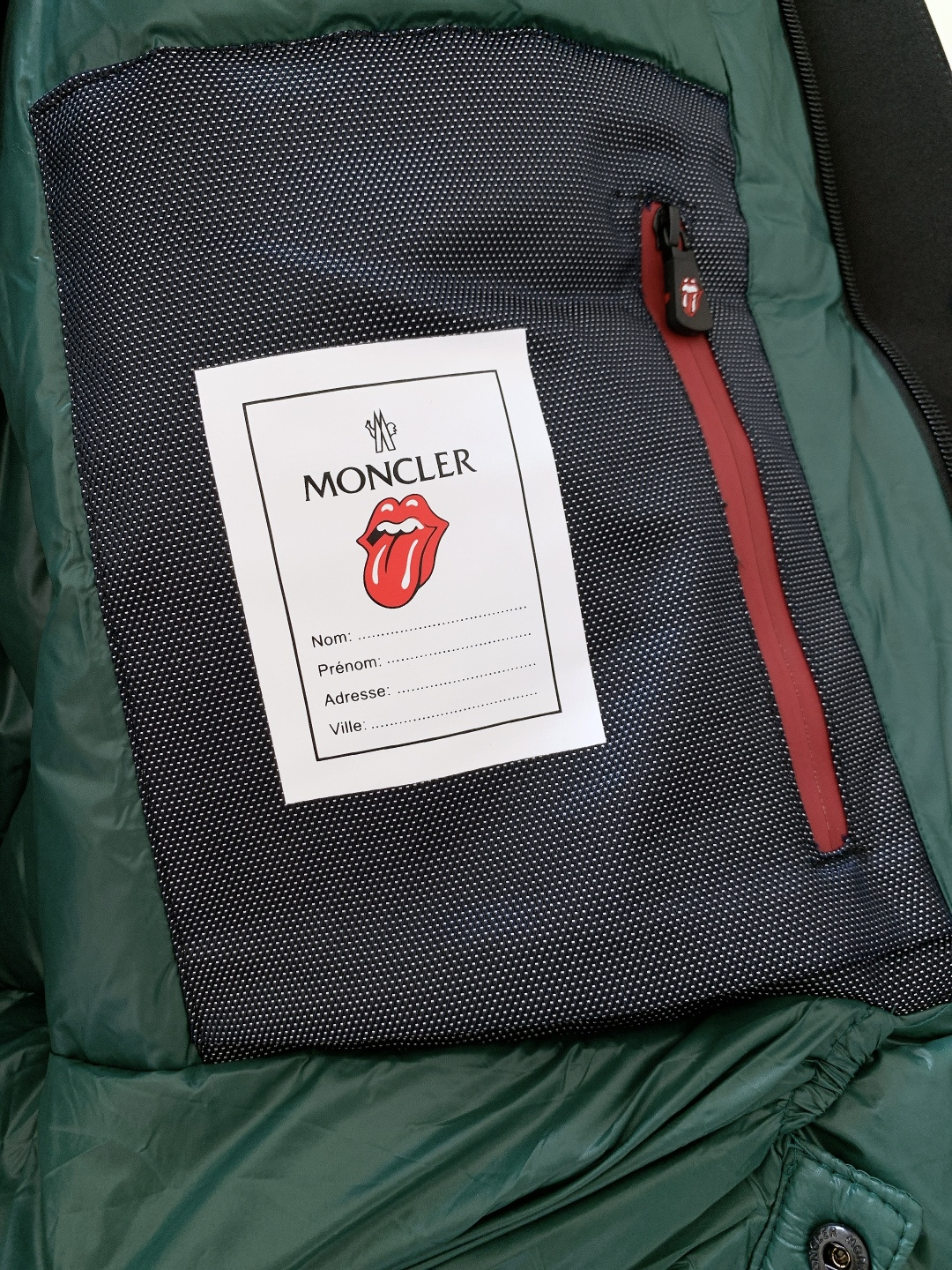 Moncler 蒙口 ✖️ 滚石乐队联名款连帽羽绒服把“摇滚符号”焊在保暖衣身上的潮酷硬货——这件联名款
