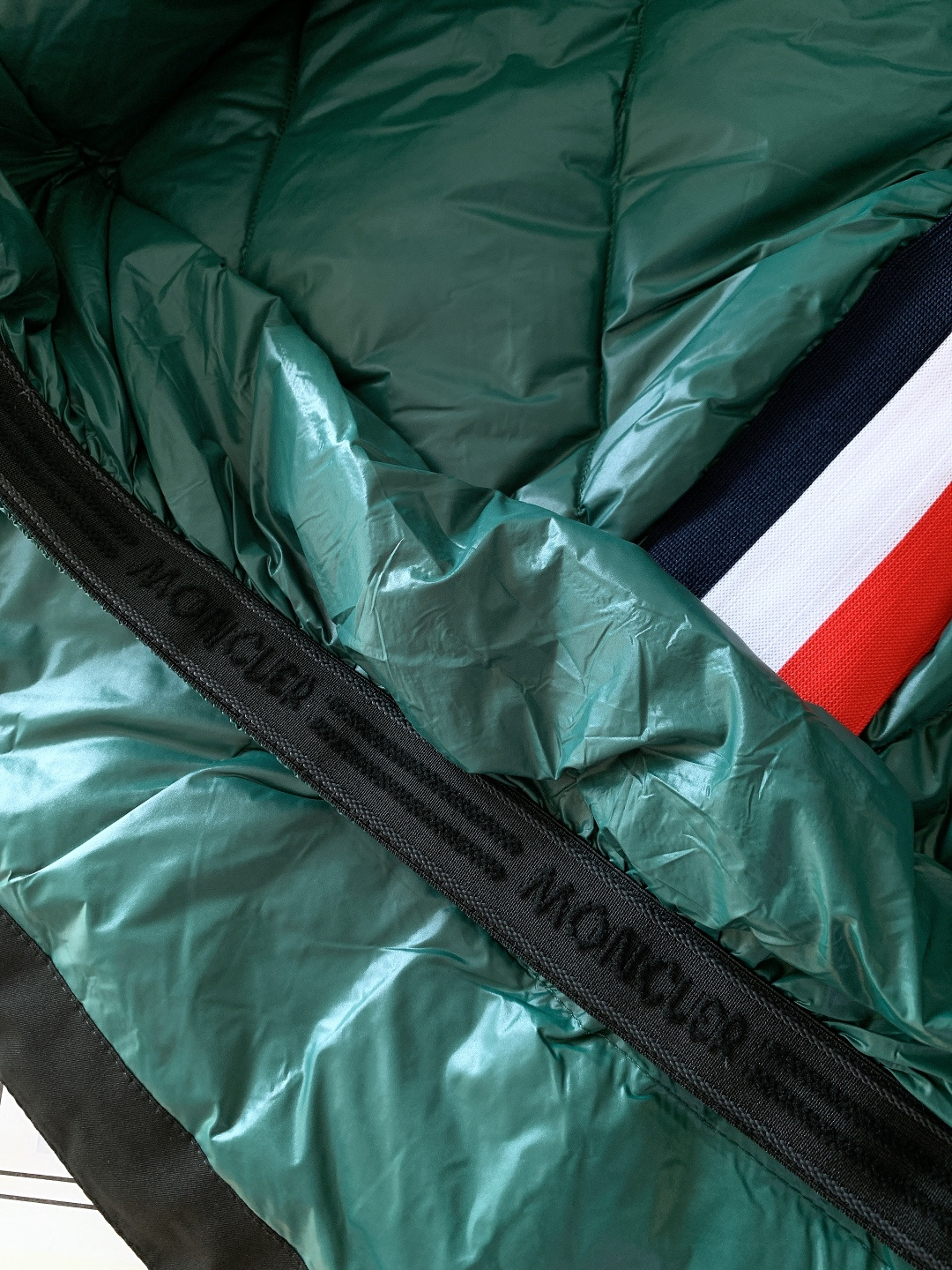 Moncler 蒙口 ✖️ 滚石乐队联名款连帽羽绒服把“摇滚符号”焊在保暖衣身上的潮酷硬货——这件联名款