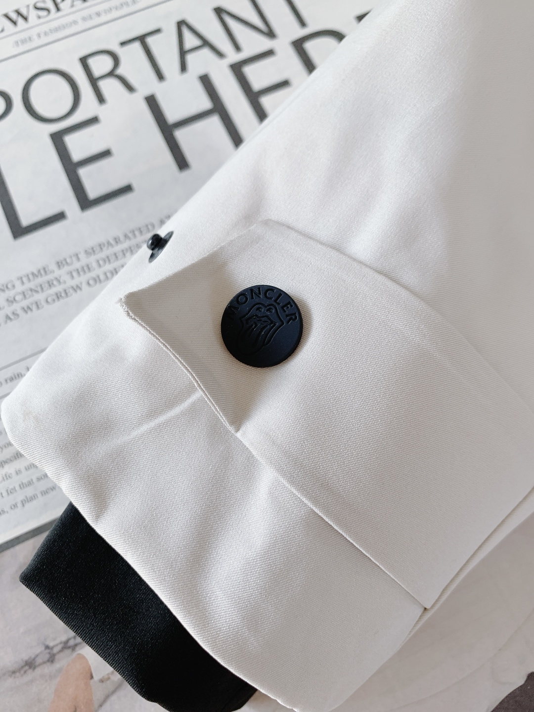 Moncler 蒙口 ✖️ 滚石乐队联名款连帽羽绒服把“摇滚符号”焊在保暖衣身上的潮酷硬货——这件联名款