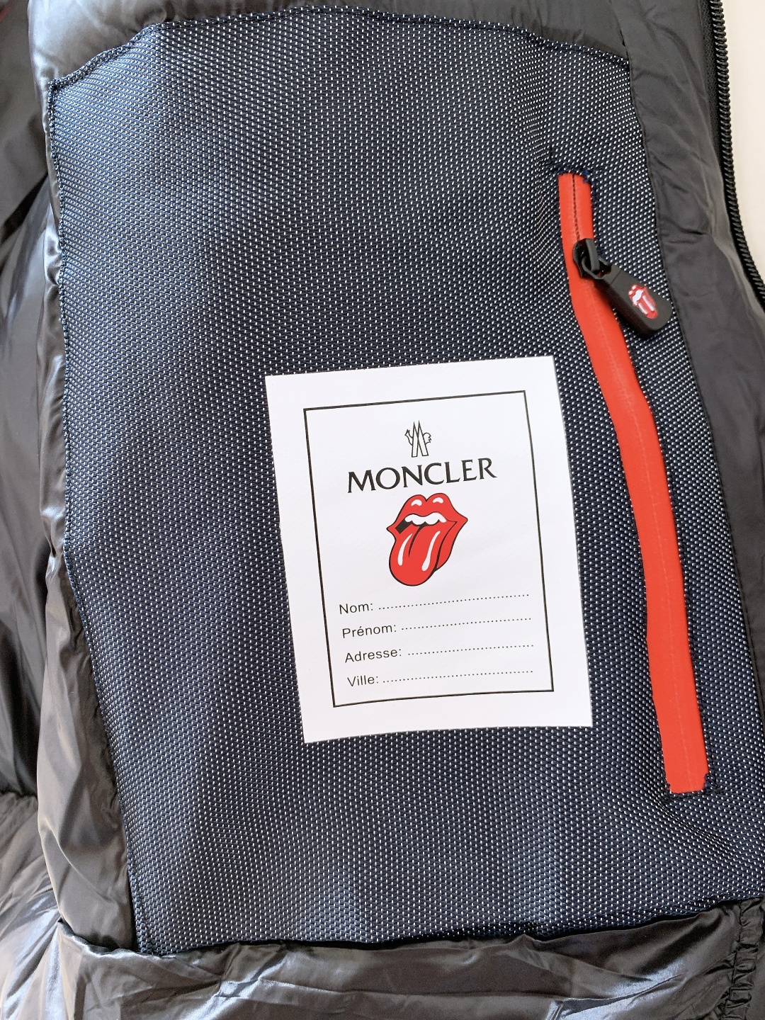 Moncler 蒙口 ✖️ 滚石乐队联名款连帽羽绒服把“摇滚符号”焊在保暖衣身上的潮酷硬货——这件联名款