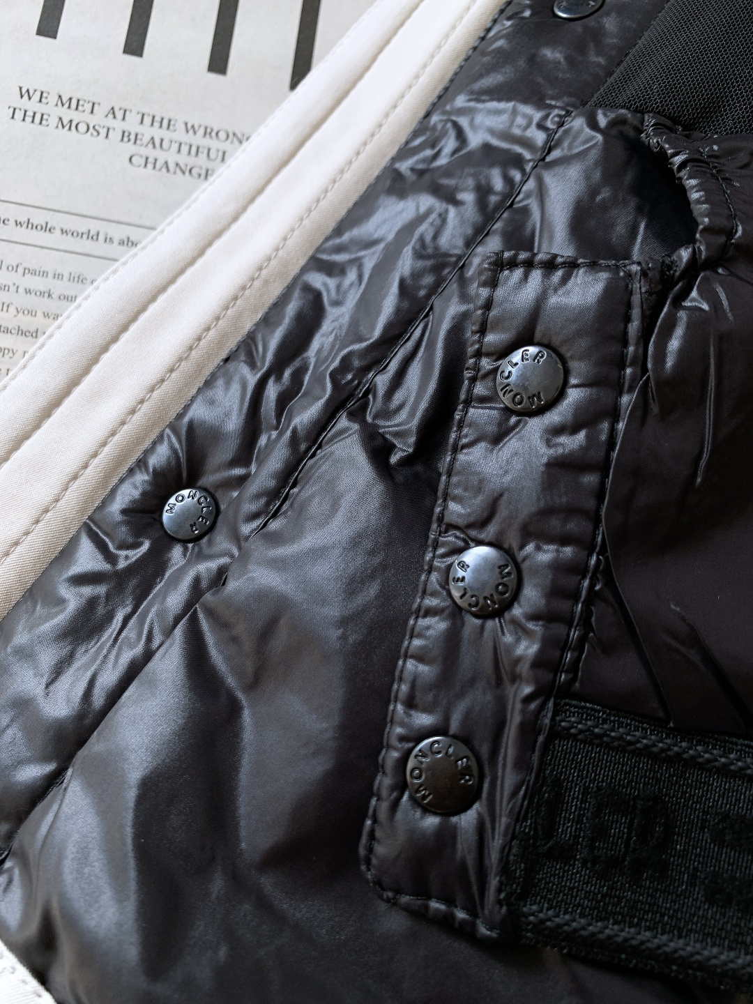 Moncler 蒙口 ✖️ 滚石乐队联名款连帽羽绒服把“摇滚符号”焊在保暖衣身上的潮酷硬货——这件联名款