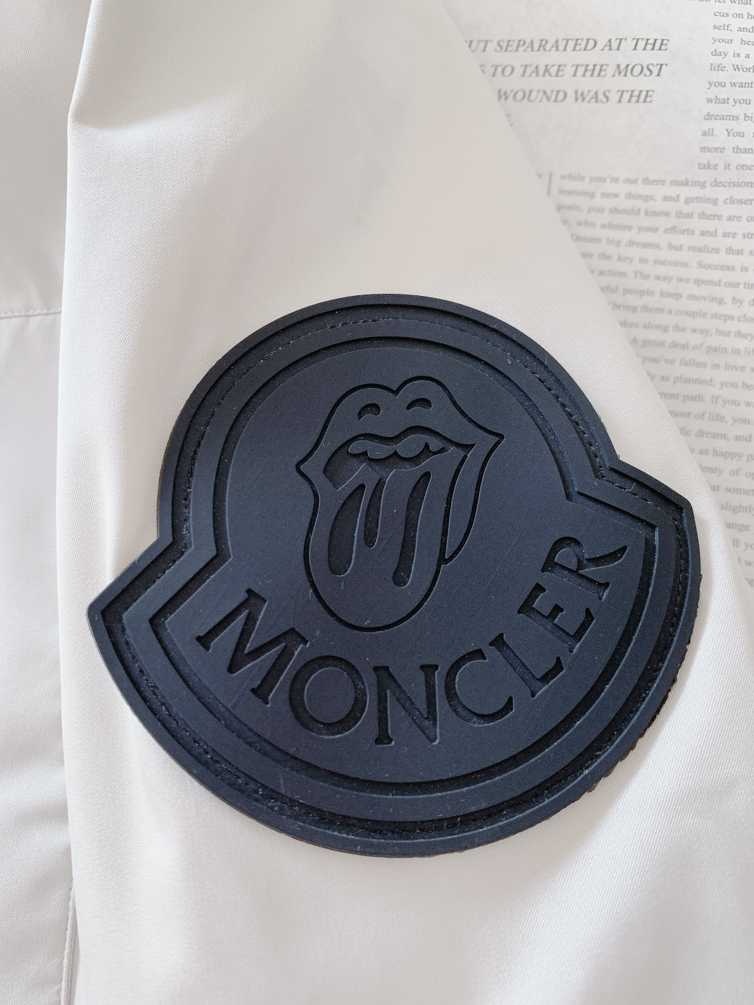 Moncler 蒙口 ✖️ 滚石乐队联名款连帽羽绒服把“摇滚符号”焊在保暖衣身上的潮酷硬货——这件联名款