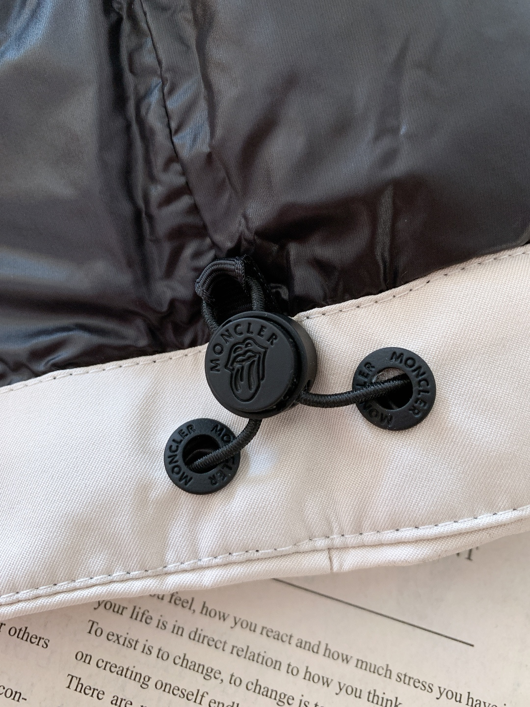 Moncler 蒙口 ✖️ 滚石乐队联名款连帽羽绒服把“摇滚符号”焊在保暖衣身上的潮酷硬货——这件联名款