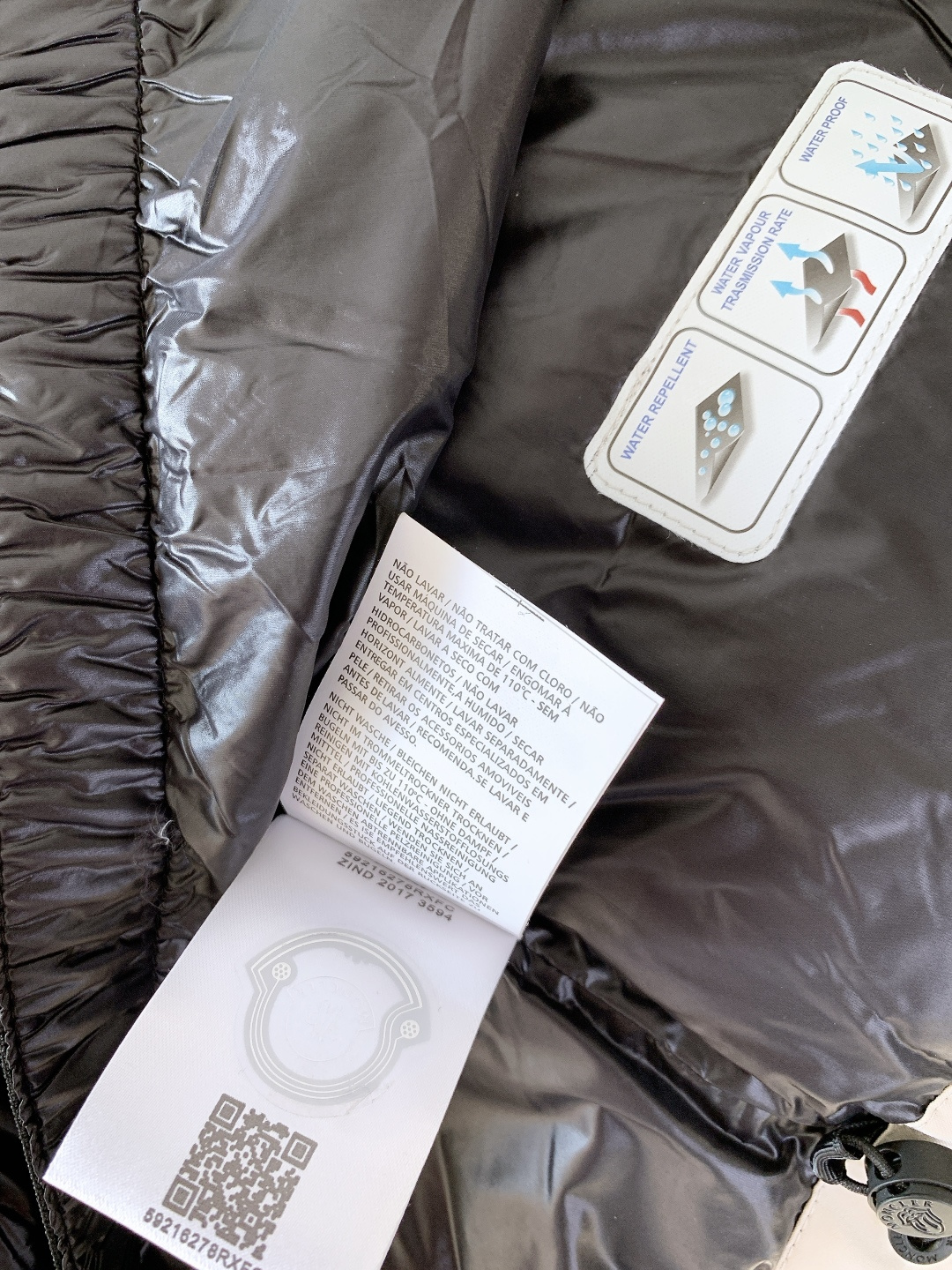 Moncler 蒙口 ✖️ 滚石乐队联名款连帽羽绒服把“摇滚符号”焊在保暖衣身上的潮酷硬货——这件联名款