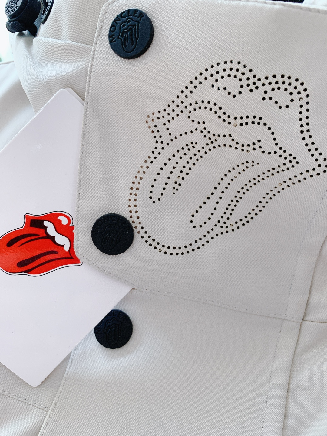 Moncler 蒙口 ✖️ 滚石乐队联名款连帽羽绒服把“摇滚符号”焊在保暖衣身上的潮酷硬货——这件联名款