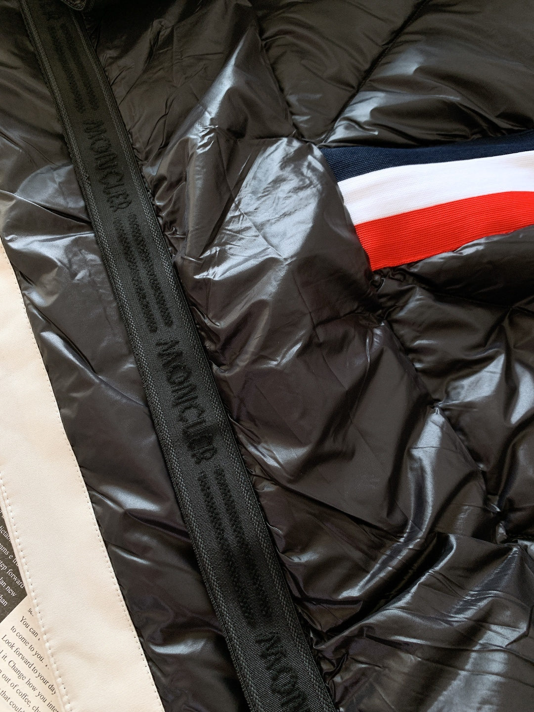 Moncler 蒙口 ✖️ 滚石乐队联名款连帽羽绒服把“摇滚符号”焊在保暖衣身上的潮酷硬货——这件联名款