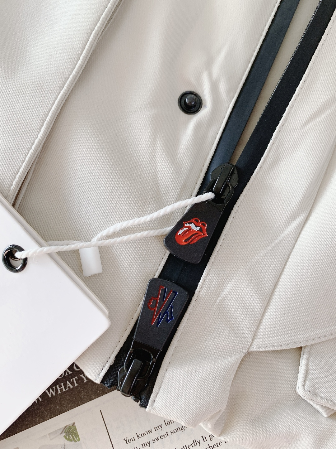 Moncler 蒙口 ✖️ 滚石乐队联名款连帽羽绒服把“摇滚符号”焊在保暖衣身上的潮酷硬货——这件联名款