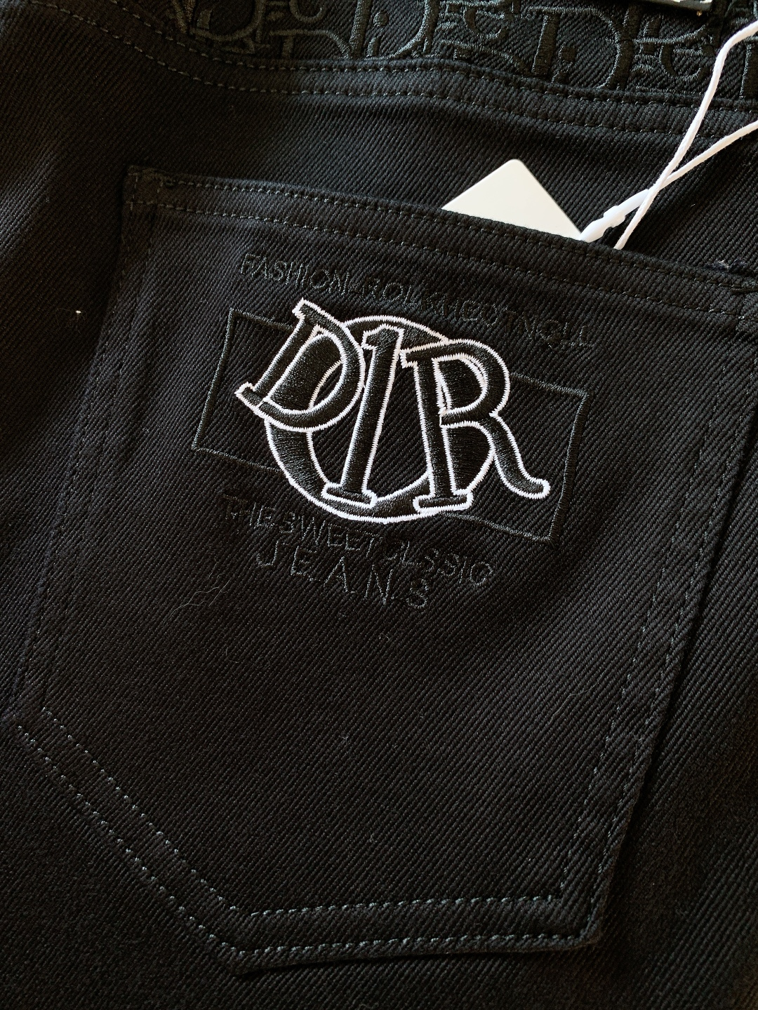 Dior Homme 迪奥·桀傲 2025FW秋冬新品 高级时装感 进口牛仔面料 , 洗水牛仔裤。面料很