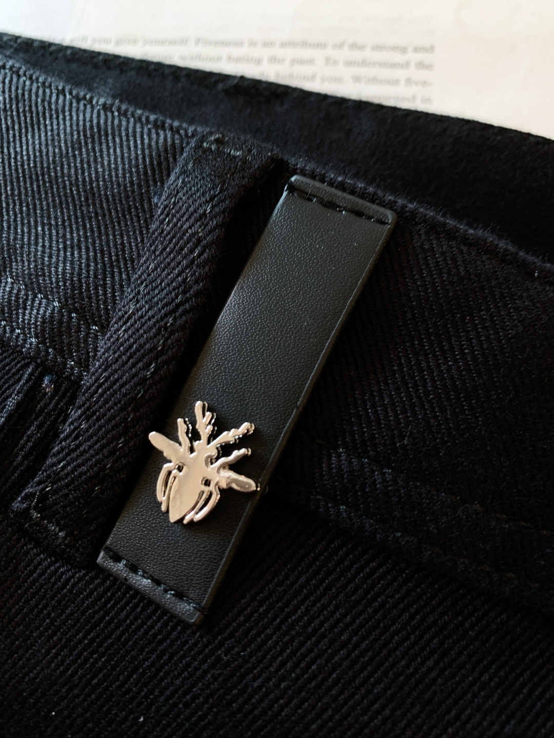 Dior Homme 迪奥·桀傲 2025FW秋冬新品 高级时装感 进口牛仔面料 , 洗水牛仔裤。面料很