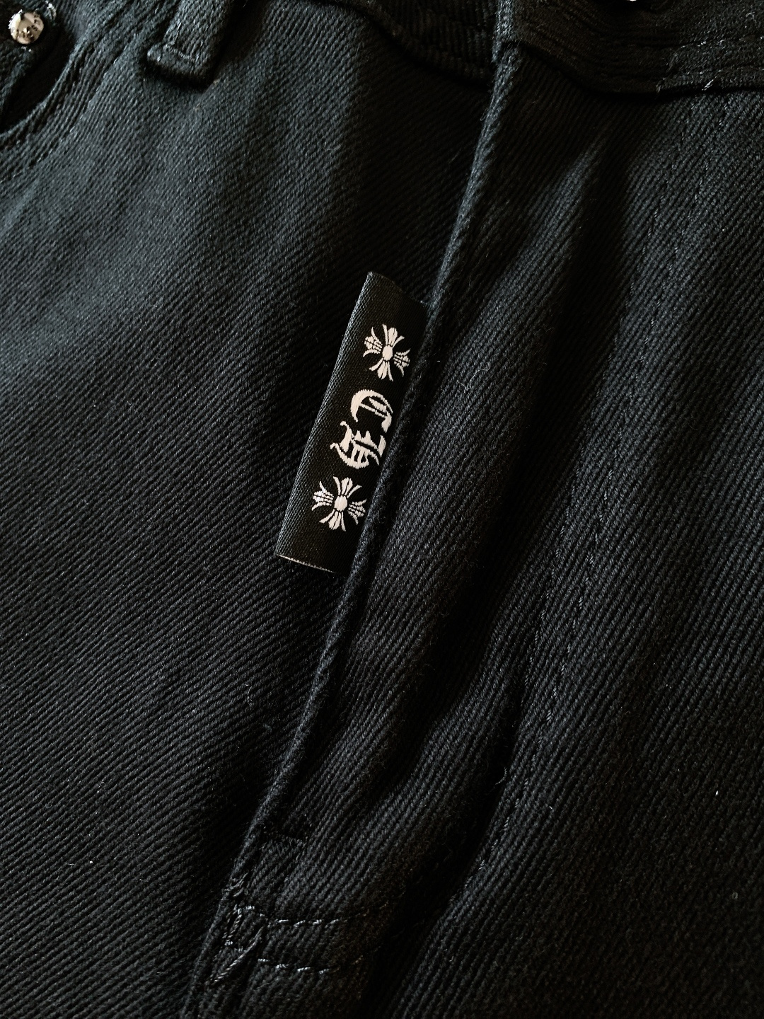 Chrome Hearts 克罗心 2025FW早秋新品 纯黑牛仔面料，软而有型，不是硬邦邦的束缚感，贴
