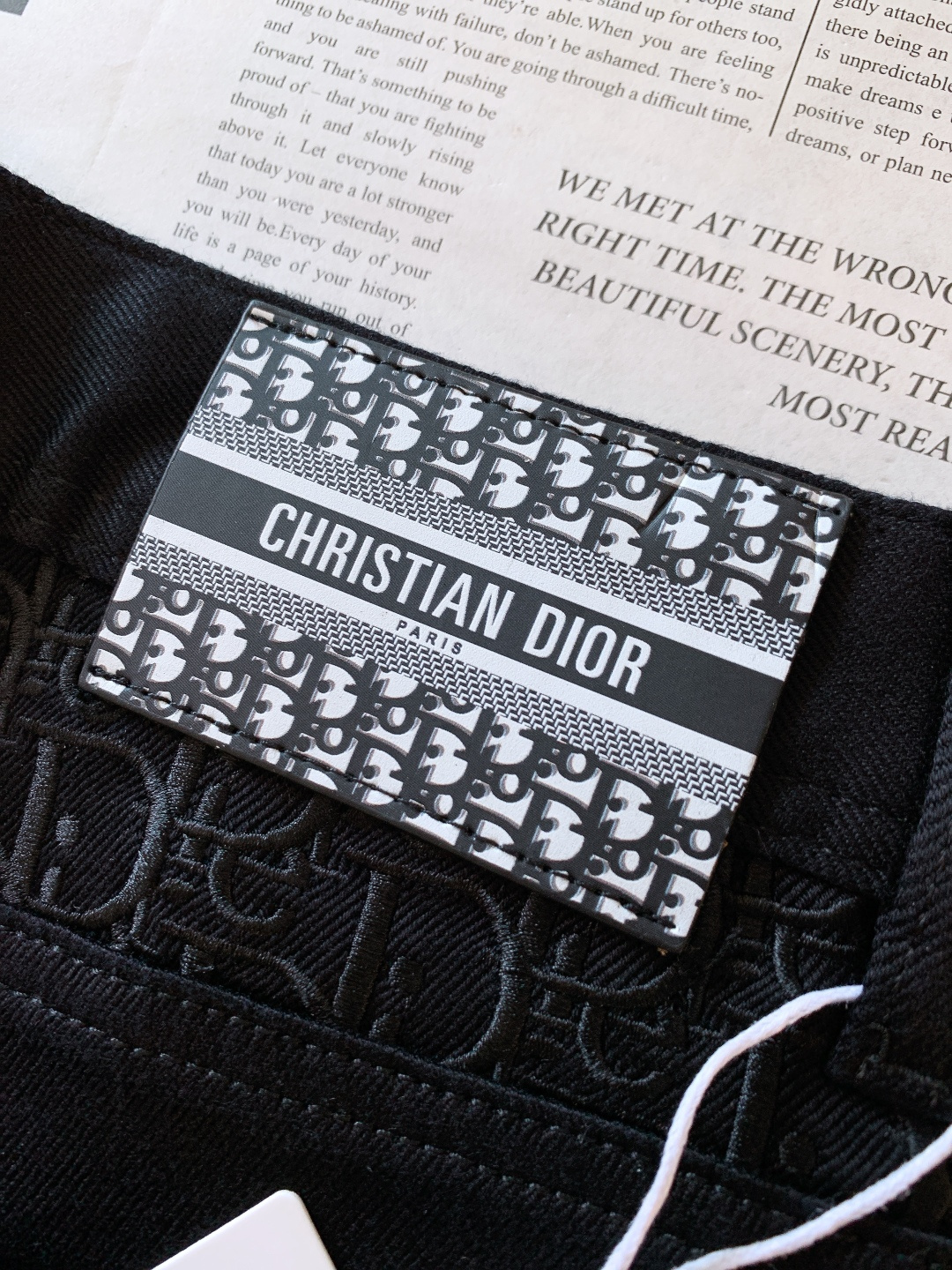 Dior Homme 迪奥·桀傲 2025FW秋冬新品 高级时装感 进口牛仔面料 , 洗水牛仔裤。面料很