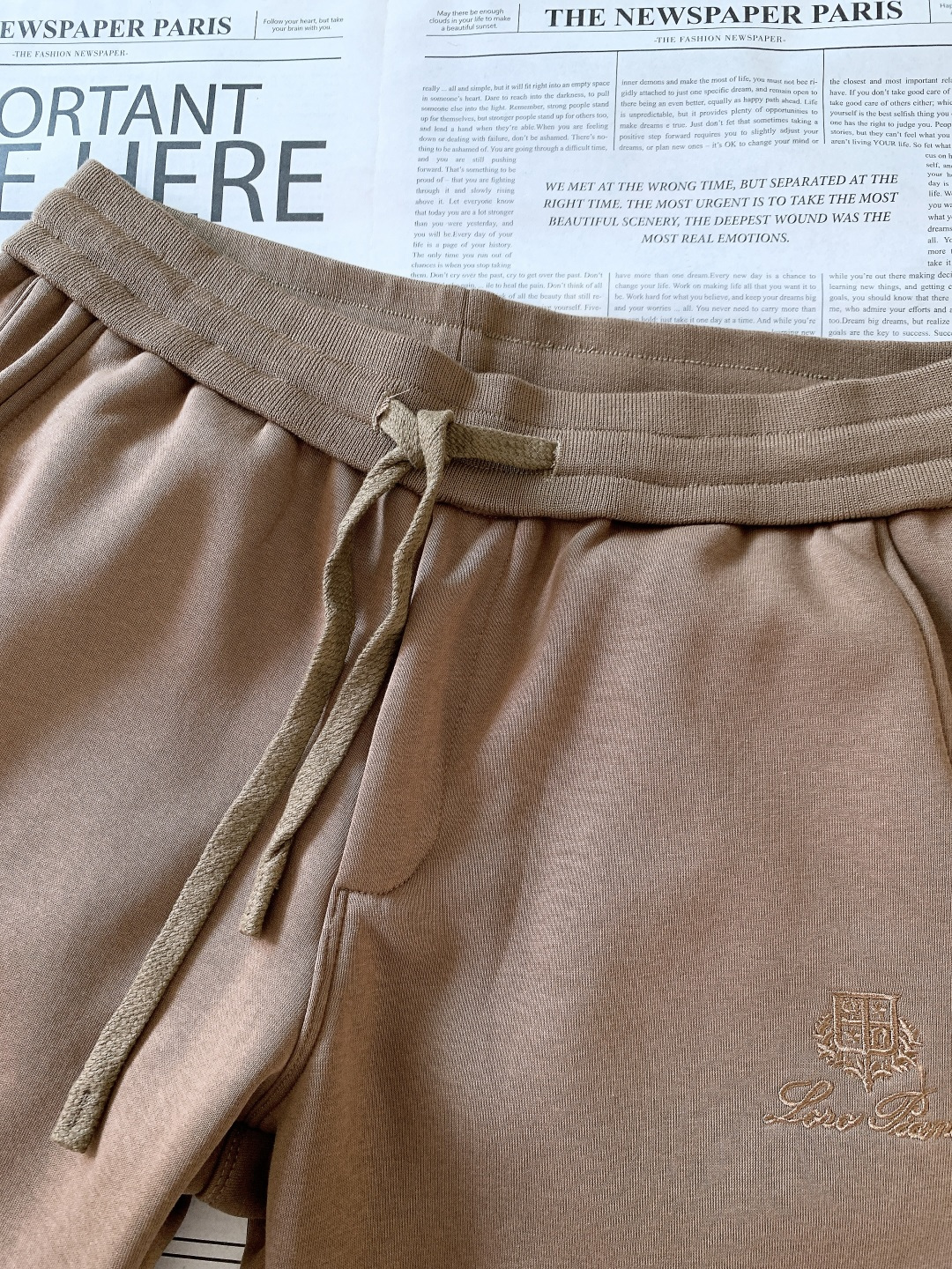 LoroPiana L.P FW秋冬新品暖绒休闲裤。内里是软乎乎的羊羔绒，贴肤像裹了团云☁️ 外层是细腻