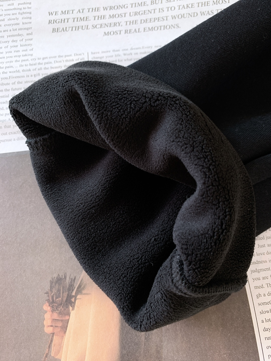 LoroPiana L.P FW秋冬新品暖绒休闲裤。内里是软乎乎的羊羔绒，贴肤像裹了团云☁️ 外层是细腻