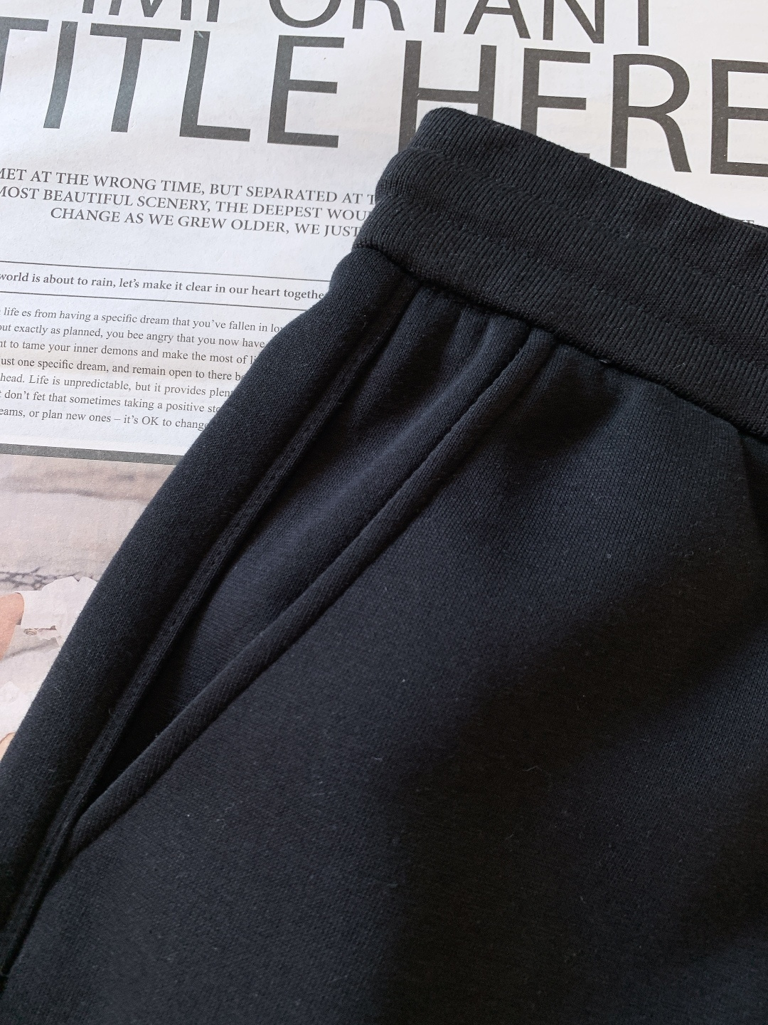 LoroPiana L.P FW秋冬新品暖绒休闲裤。内里是软乎乎的羊羔绒，贴肤像裹了团云☁️ 外层是细腻