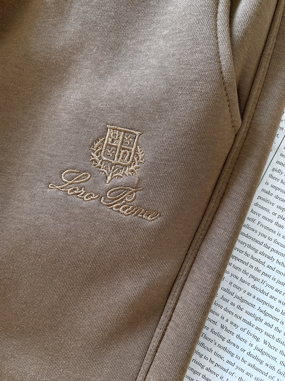 LoroPiana L.P FW秋冬新品暖绒休闲裤。内里是软乎乎的羊羔绒，贴肤像裹了团云☁️ 外层是细腻