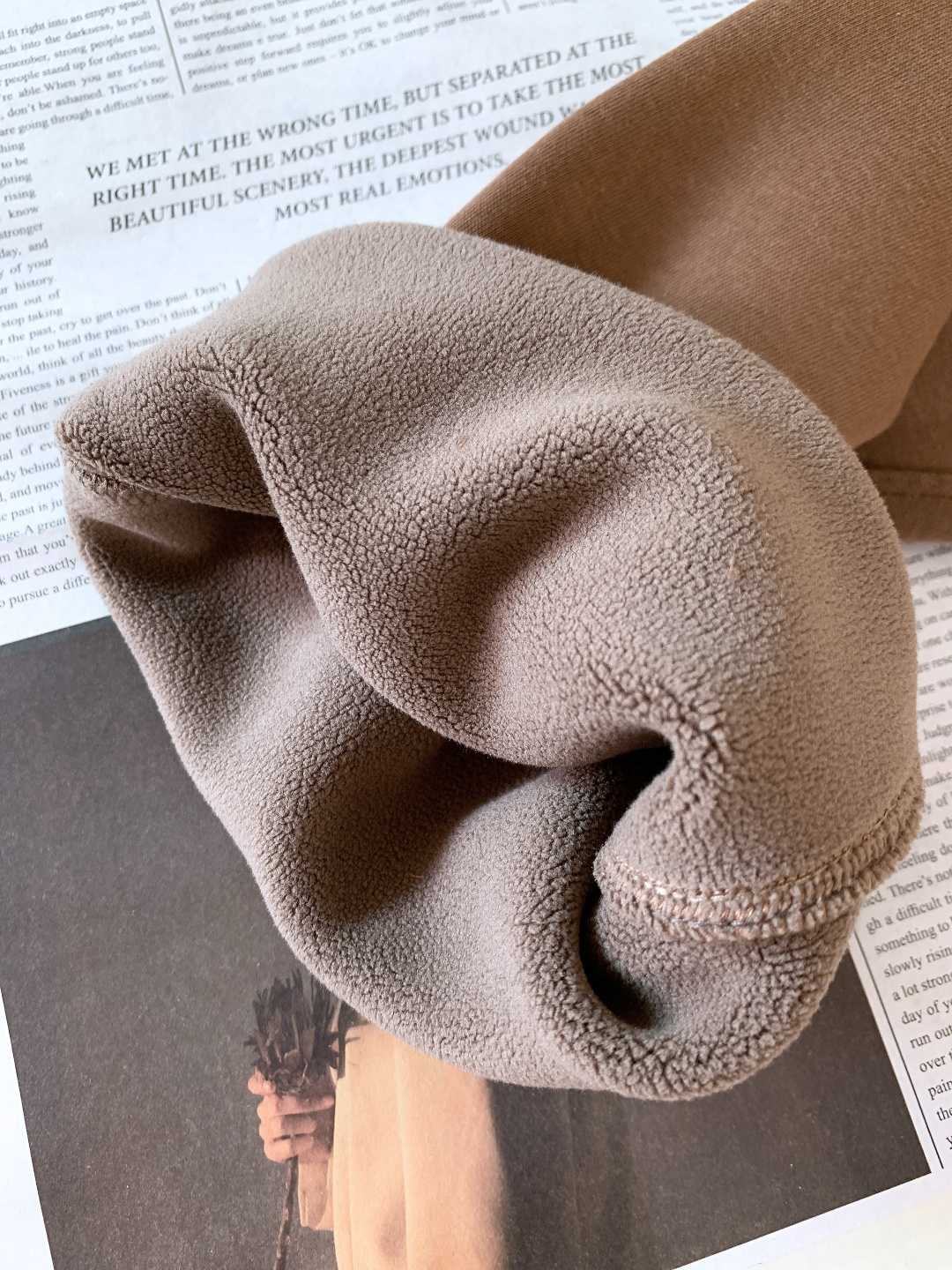 LoroPiana L.P FW秋冬新品暖绒休闲裤。内里是软乎乎的羊羔绒，贴肤像裹了团云☁️ 外层是细腻