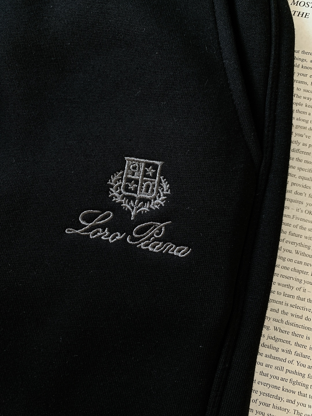 LoroPiana L.P FW秋冬新品暖绒休闲裤。内里是软乎乎的羊羔绒，贴肤像裹了团云☁️ 外层是细腻