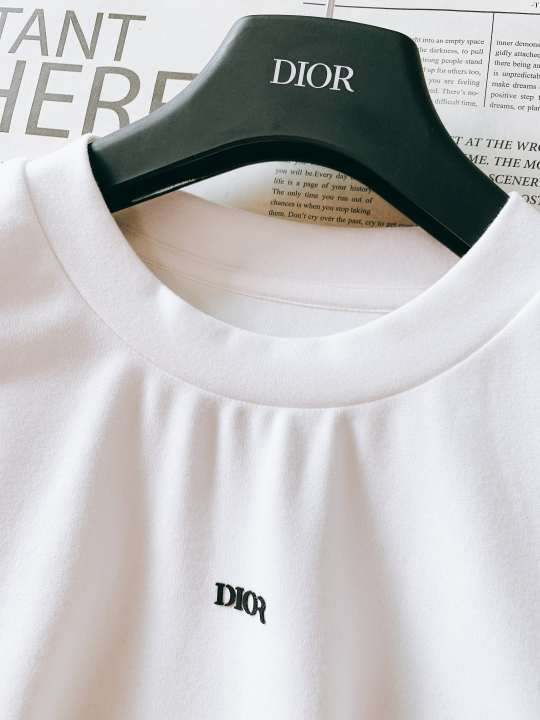 Dior Homme 迪奥·桀傲 2025FW秋冬新品 基础款短袖。经典黑白两色，圆领+极简版型，不挑身