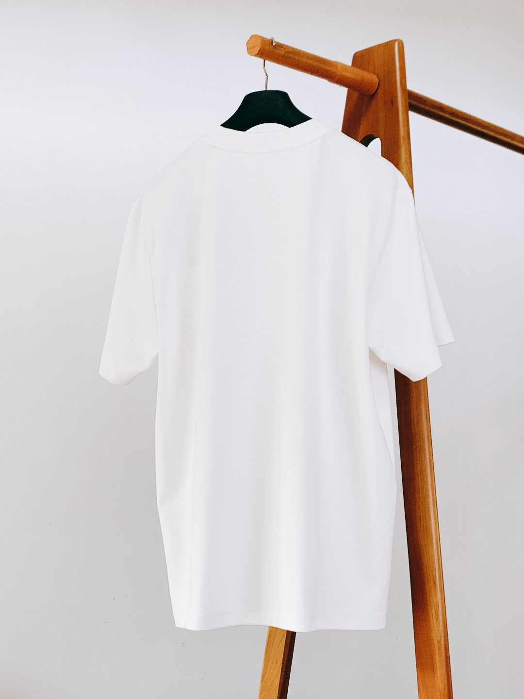 Dior Homme 迪奥·桀傲 2025FW秋冬新品 基础款短袖。经典黑白两色，圆领+极简版型，不挑身