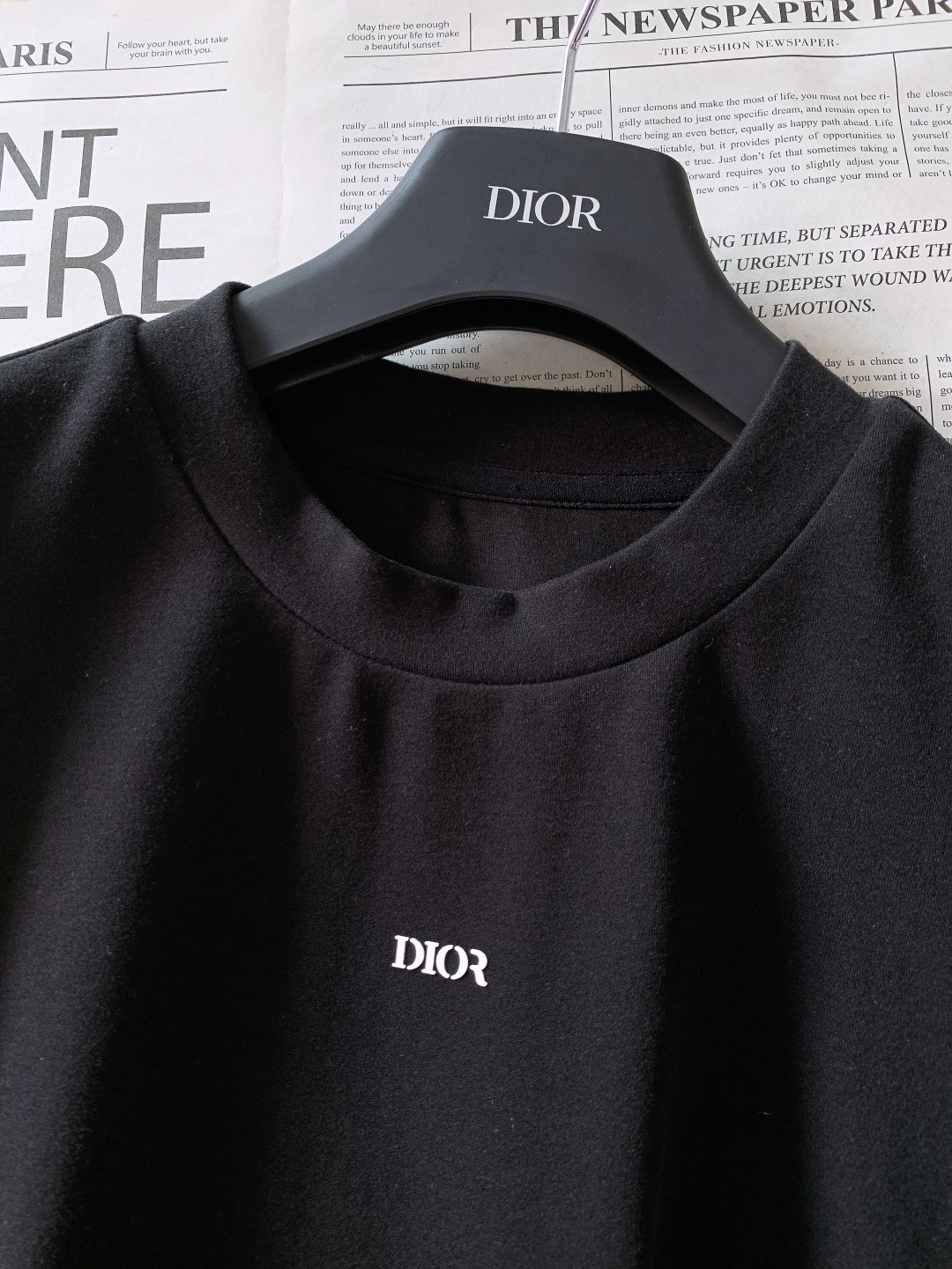 Dior Homme 迪奥·桀傲 2025FW秋冬新品 基础款短袖。经典黑白两色，圆领+极简版型，不挑身