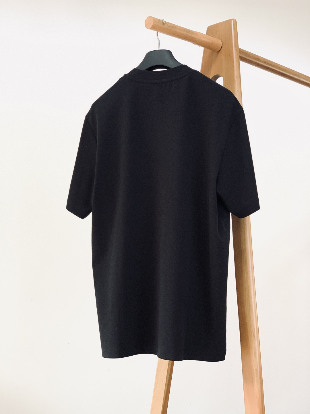 Dior Homme 迪奥·桀傲 2025FW秋冬新品 基础款短袖。经典黑白两色，圆领+极简版型，不挑身