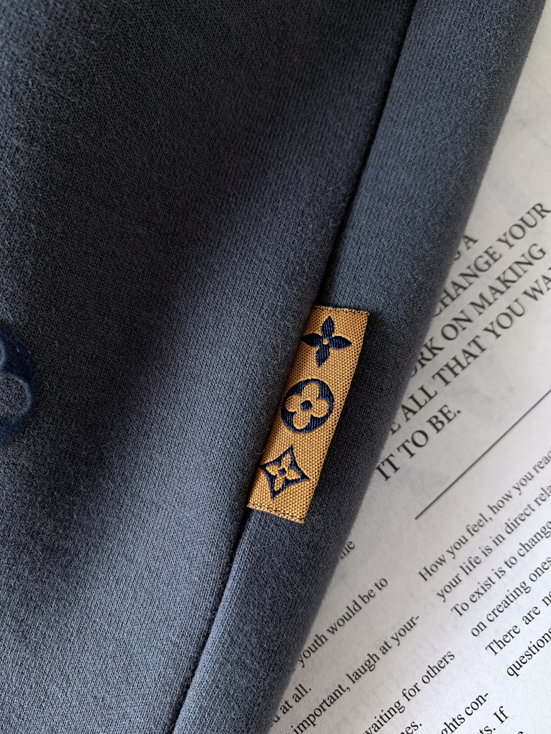 LouisVuitton 路易威登 2025FW秋冬新品 加厚打底T恤。加厚软棉面料，贴肤像裹了层暖云，