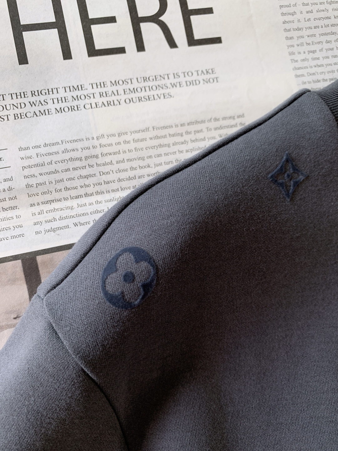 LouisVuitton 路易威登 2025FW秋冬新品 加厚打底T恤。加厚软棉面料，贴肤像裹了层暖云，