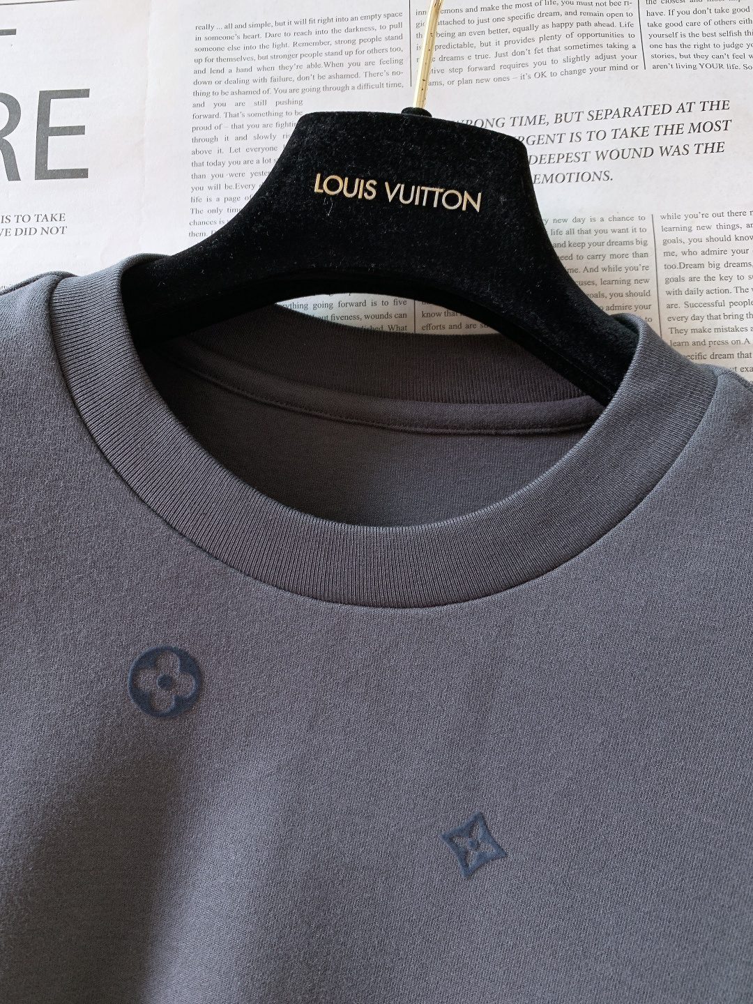 LouisVuitton 路易威登 2025FW秋冬新品 加厚打底T恤。加厚软棉面料，贴肤像裹了层暖云，