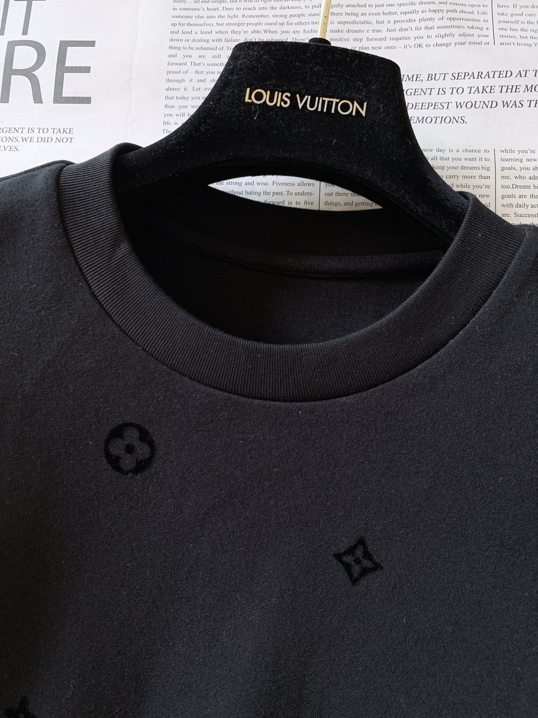 LouisVuitton 路易威登 2025FW秋冬新品 加厚打底T恤。加厚软棉面料，贴肤像裹了层暖云，