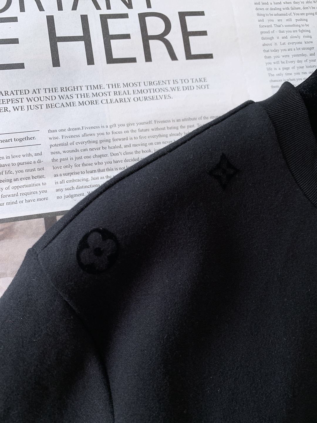 LouisVuitton 路易威登 2025FW秋冬新品 加厚打底T恤。加厚软棉面料，贴肤像裹了层暖云，