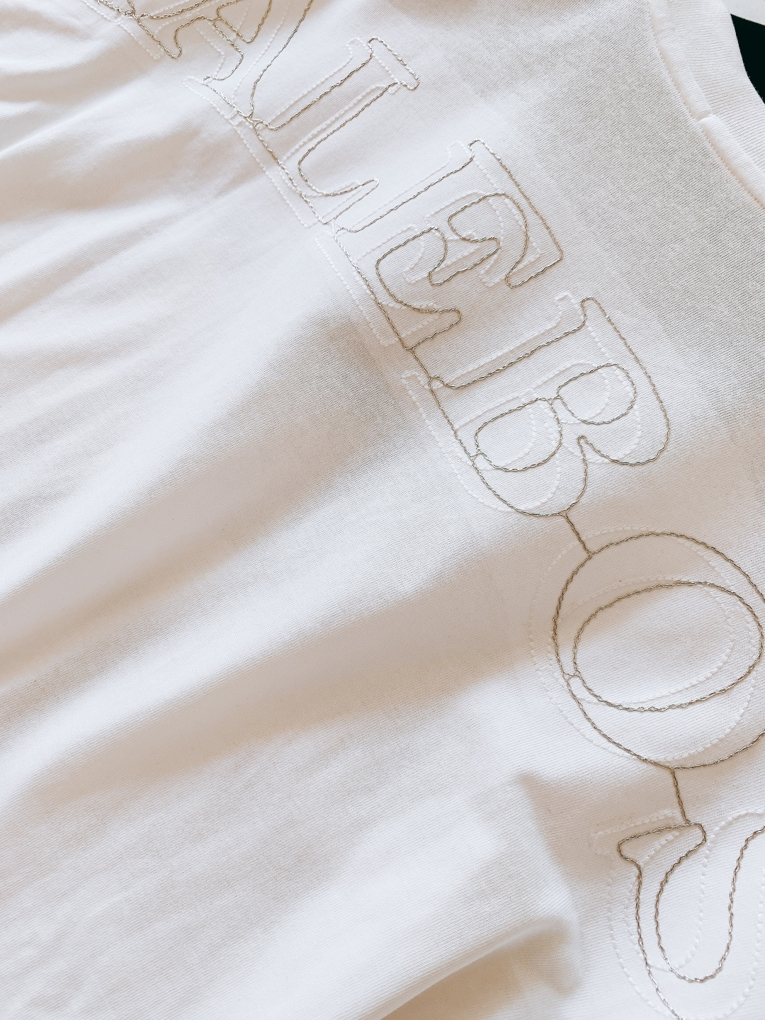 Hale Boss 2025FW秋冬新品 刺绣打底短袖。黑白两色+oversize版型，不挑身材还能藏肉