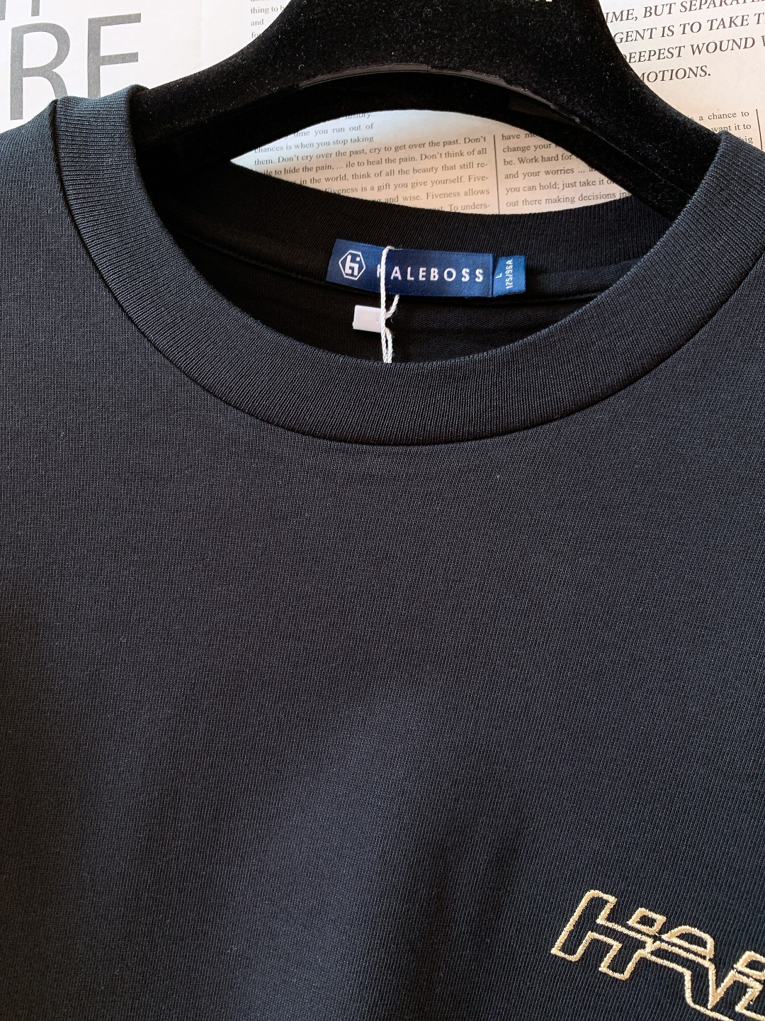 Hale Boss 2025FW秋冬新品 刺绣打底短袖。黑白两色+oversize版型，不挑身材还能藏肉