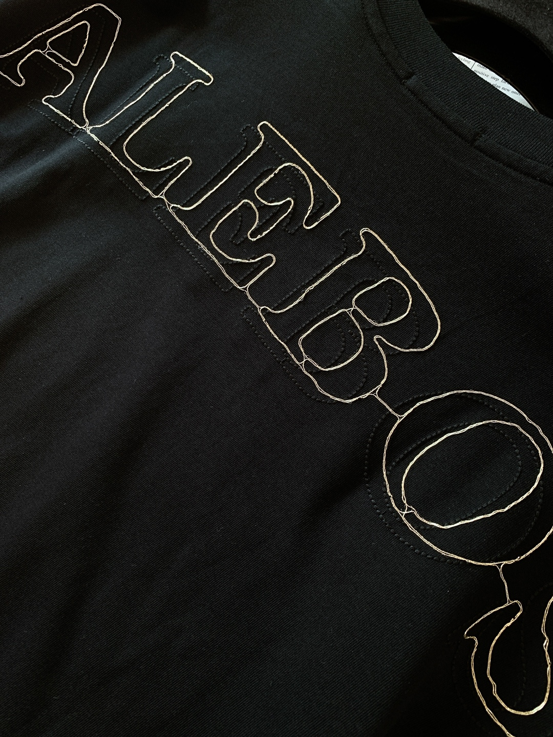 Hale Boss 2025FW秋冬新品 刺绣打底短袖。黑白两色+oversize版型，不挑身材还能藏肉