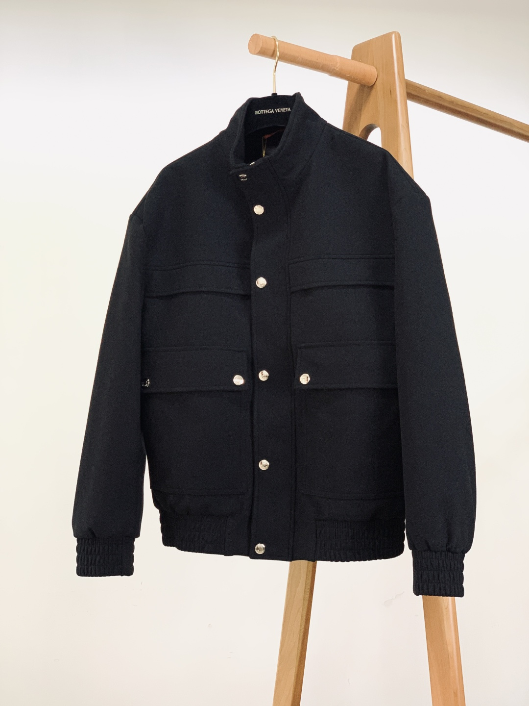 NO:728645,Support for the post-year LoroPiana L.P casual down jacket. The outer layer is made of 82 cotton + 18 Tencel blended fabrics. It has a delicate suede texture and feels 'light but not thin' soft. The off-white tone comes with a gentle filter, and the light is matte and high-end. It does not look cheap and does not stain dust.  The interior is filled with 90% white duck down, and the quilting pattern is evenly pressed by precision instruments. It can rebound immediately when pinched - it is 'warm but not shoulder-crushing' and soft when worn, and it can be wrapped comfortably without being bulky when commuting in late winter.  The metal buttons on the placket and pockets are all embossed with the brand's logo. The luster of matte silver and the suede fabric contrast with the cold and delicate feel, and the damping feel when pressed reveals the exquisiteness of luxury brands; the puller of the hidden zipper on the collar is engraved with '  The abbreviation of 'L.P', the smooth feeling when you pull it open is 'the exquisiteness that only you know'; the ribbing on the cuffs and hem is 'elastic and just close to the skin', so soft that it can lock in the heat, and there is no feeling of restraint when raising the arms or bending down;  The inner lining is a contrasting plaid satin, which feels smooth and non-sticky. It is 'Italian precision workmanship' inside and out. The details are perfectly presented. ……………………………………………… Size48-56,,loro piana,jackets & coats,down jacket,chamois leather,19860909支持年后 LoroPiana L.P 休闲羽绒夹克 外层是82棉+18天丝混纺,自带细腻的麂皮绒质感,摸起来是「轻而不薄」的软；米白调自带温柔滤镜,光线打上去是哑光的高级感,不显廉价、不沾灰. 内里填充90白鸭绒,绗缝格是精密仪器压出的均匀,捏一下能立刻回弹——穿在身上是「暖而不压肩」的轻软,深冬通勤也能裹得舒服不臃肿. 门襟+口袋的金属纽扣,都压印着品牌标识字样,哑光银的光泽和绒面面料撞出冷冽精致,按下去的阻尼感都透着奢牌的讲究；领口暗拉链的拉头,刻着「L.P」缩写,拉开时的顺滑感,是「只有自己知道的精致」；袖口+下摆的罗纹,是「弹力刚好贴肤」的软,既锁得住暖气,抬臂、弯腰也不会有束缚感； 内衬是撞色格纹缎面,摸起来滑溜溜不粘内搭,里里外外都是「意式精工的体面」.细节完美呈现. …………………………………………………… Size48-56,,loro piana,jackets & coats,down jacket,chamois leather,,Men's clothing