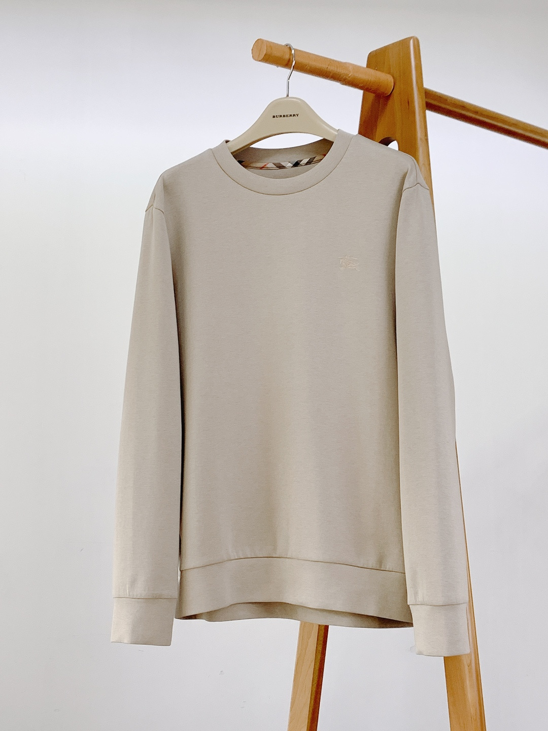 Burberry 巴宝莉 2025FW秋冬新品基础款打底衫，经典格纹里的低调质感。看似简约的纯色打底，藏