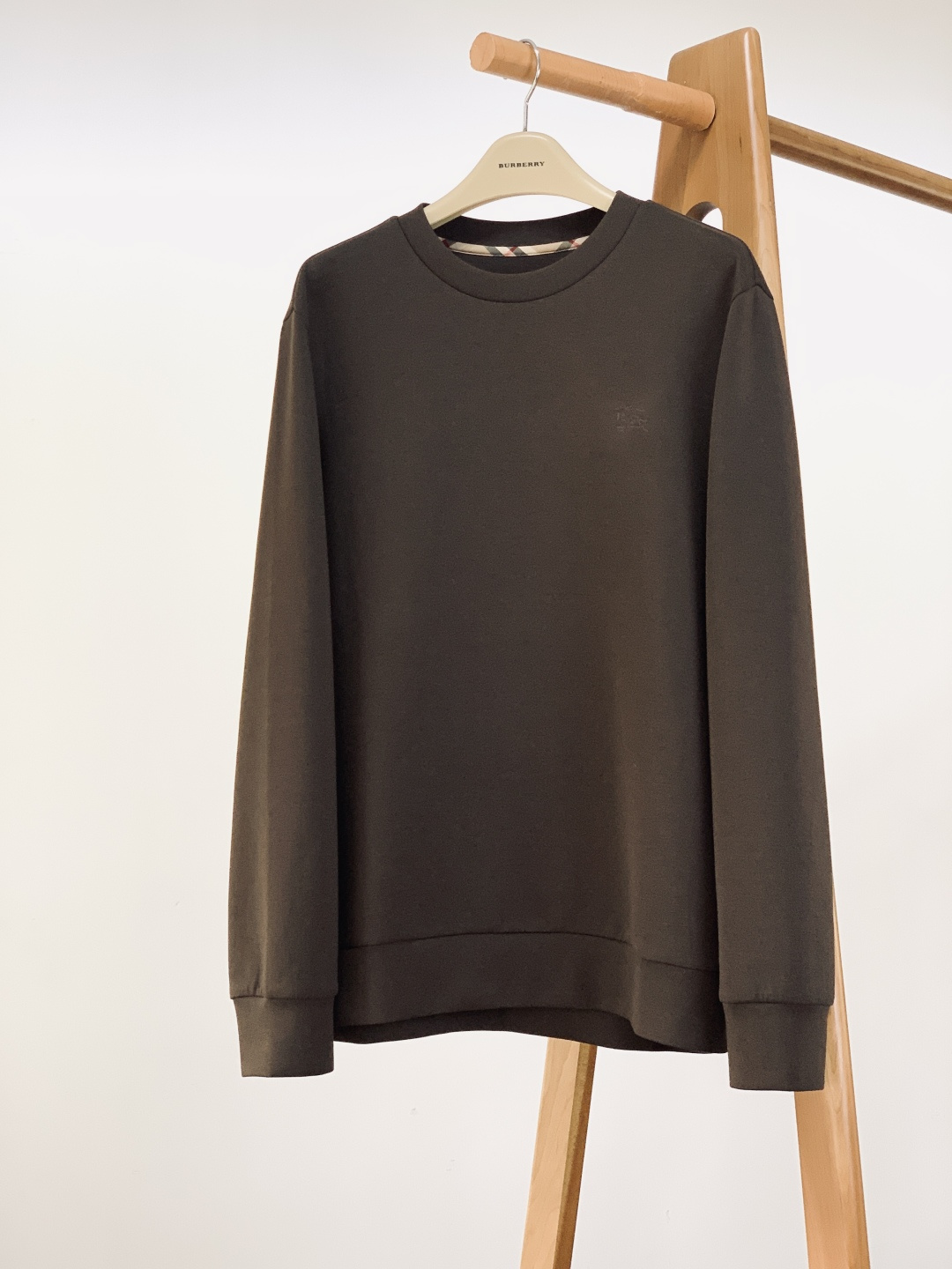 Burberry 巴宝莉 2025FW秋冬新品基础款打底衫，经典格纹里的低调质感。看似简约的纯色打底，藏