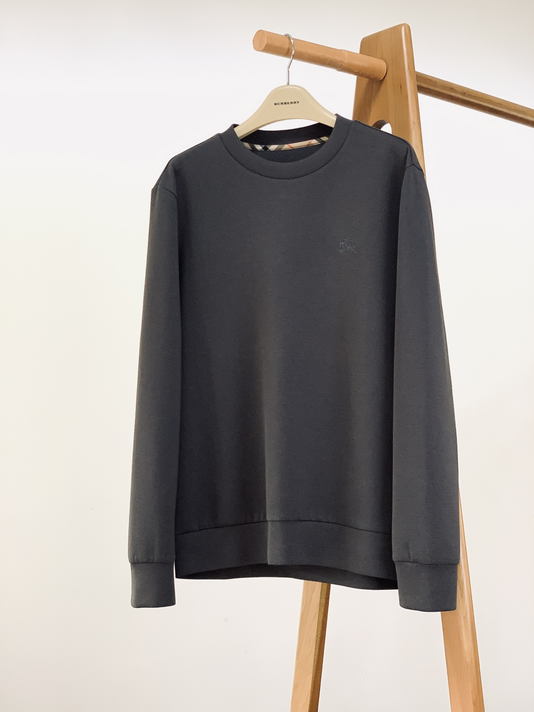 Burberry 巴宝莉 2025FW秋冬新品基础款打底衫，经典格纹里的低调质感。看似简约的纯色打底，藏