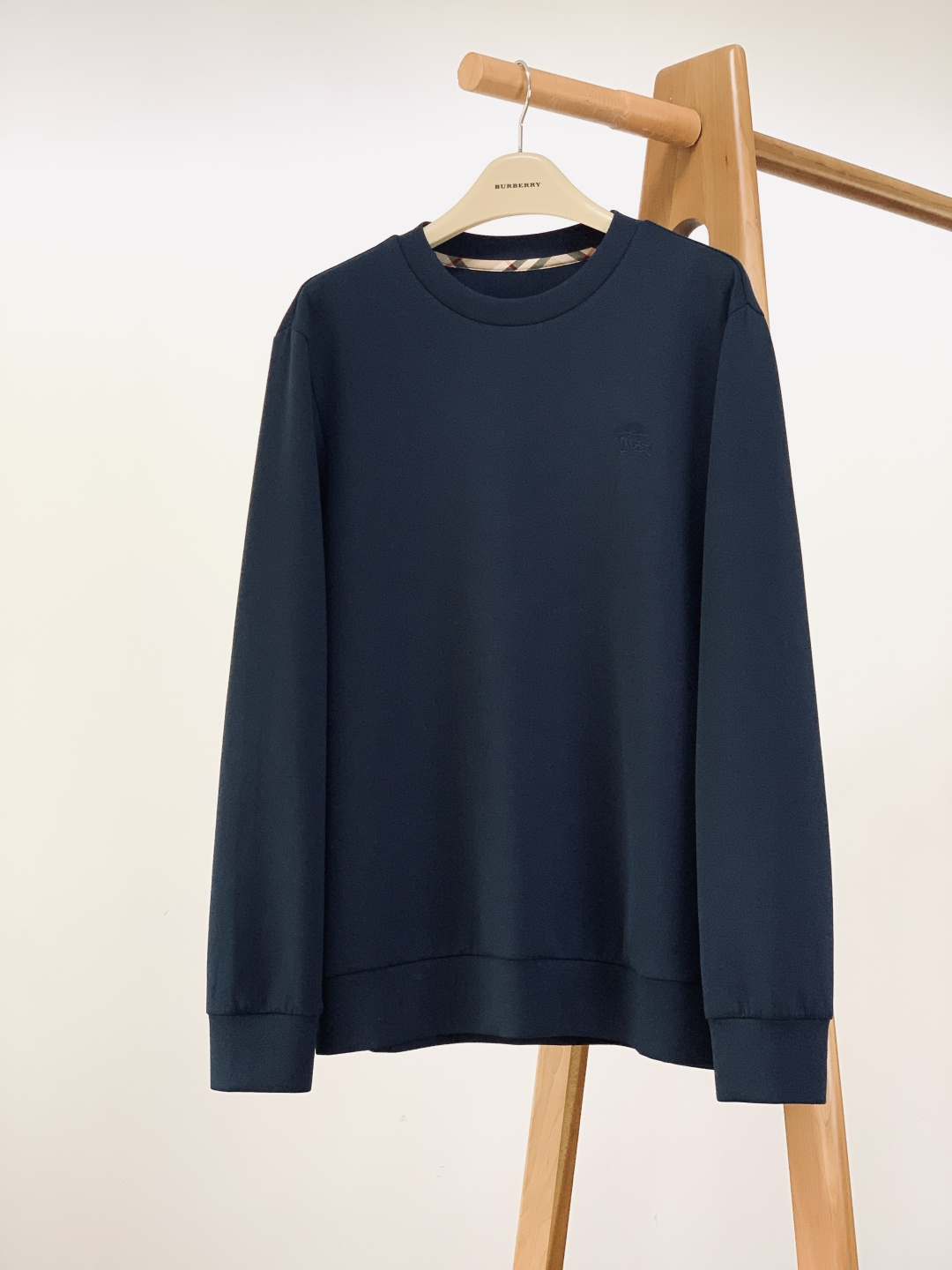 Burberry 巴宝莉 2025FW秋冬新品基础款打底衫，经典格纹里的低调质感。看似简约的纯色打底，藏