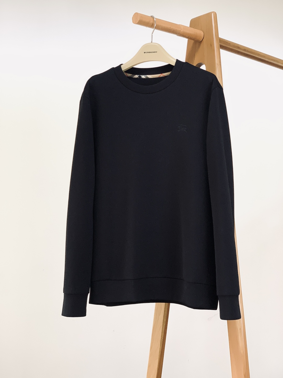 Burberry 巴宝莉 2025FW秋冬新品基础款打底衫，经典格纹里的低调质感。看似简约的纯色打底，藏