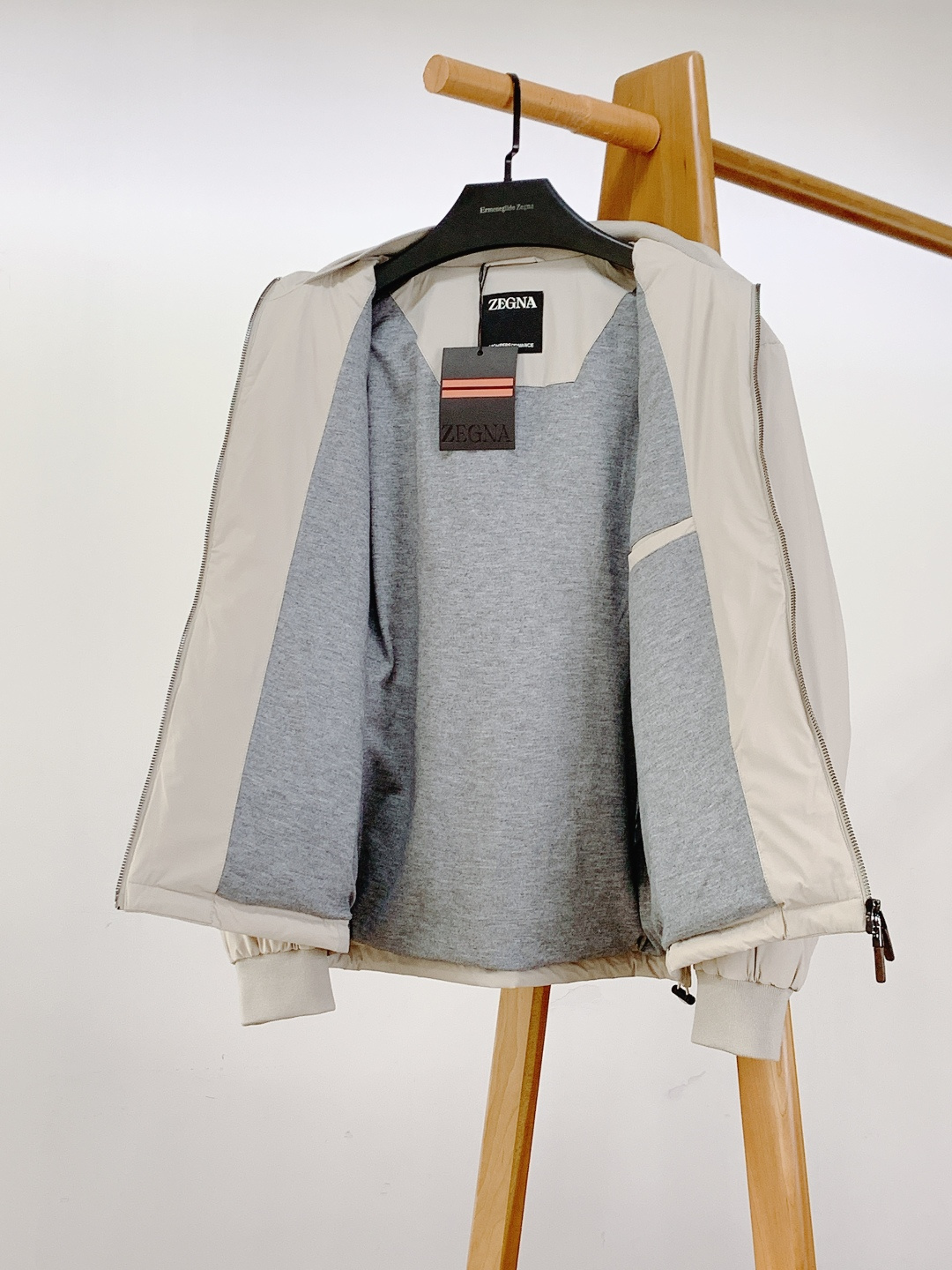 Ermenegildo Zegna 杰尼亚 2025FW秋冬新品 轻薄款羽绒服，冬日质感之选。内里填充9