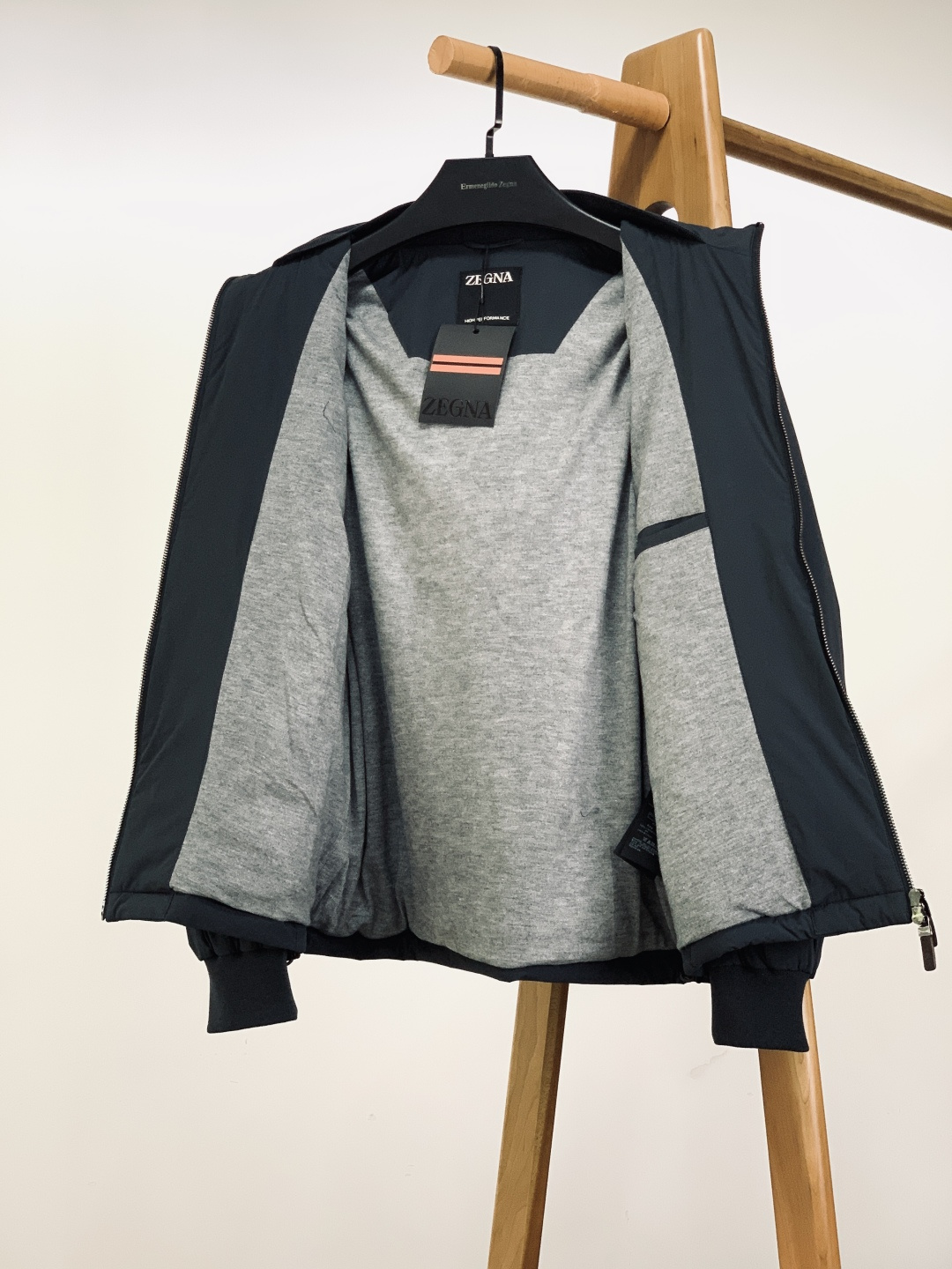 Ermenegildo Zegna 杰尼亚 2025FW秋冬新品 轻薄款羽绒服，冬日质感之选。内里填充9