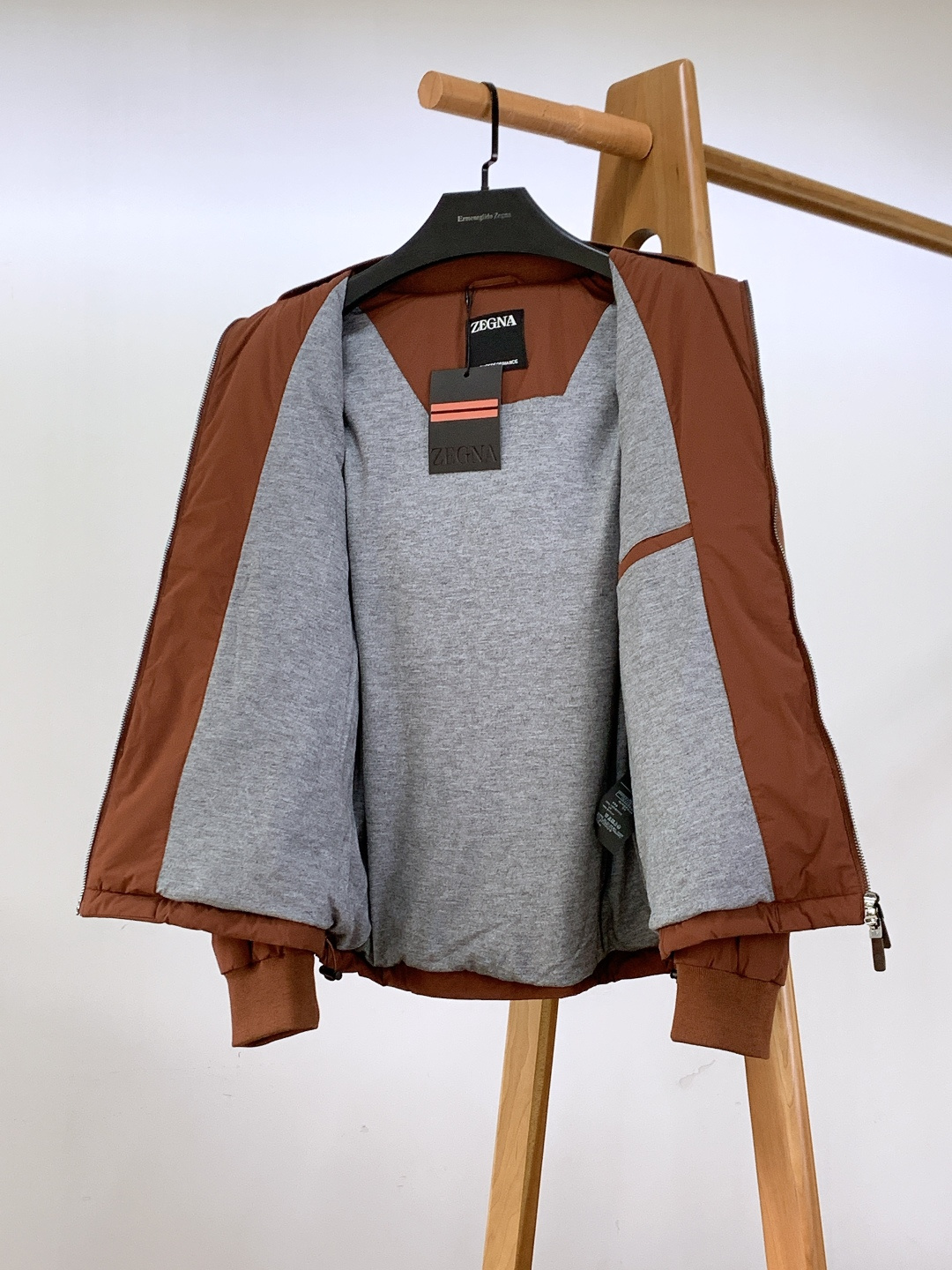 Ermenegildo Zegna 杰尼亚 2025FW秋冬新品 轻薄款羽绒服，冬日质感之选。内里填充9